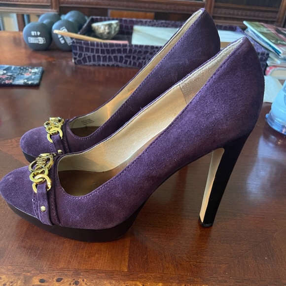 Michael Kors Purple, Black Suede Badass platform Gold MK pumps in size 7.5. - Picture 6 of 11